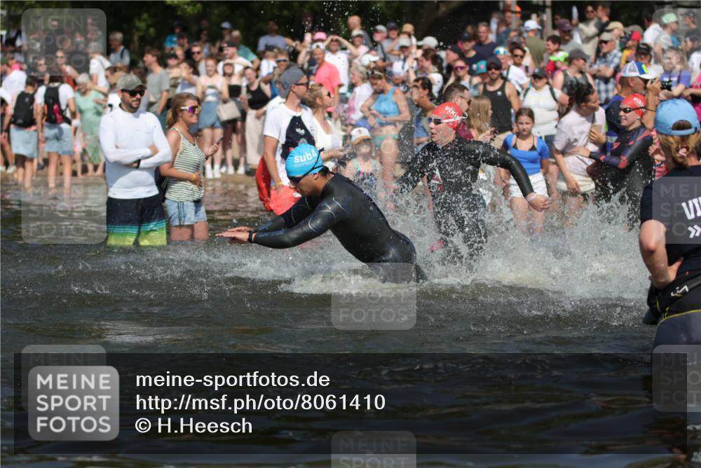 22.06.2025 - Viking Triathlon H.Heesch http://msf.ph/oto/8061410 22.06.2025 10:04:01 Schwimmen 54, 215, 220, 240, 242, 313, 315, 336, 370, 383, 433, 448, 614, 639, 657 meine-sportfotos.de