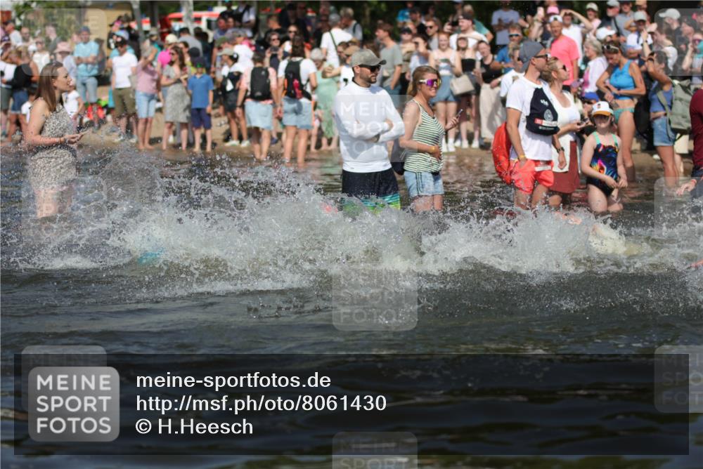 22.06.2025 - Viking Triathlon H.Heesch http://msf.ph/oto/8061430 22.06.2025 10:04:02 Schwimmen 54, 215, 220, 240, 242, 313, 315, 336, 370, 383, 433, 448, 614, 639, 657 meine-sportfotos.de