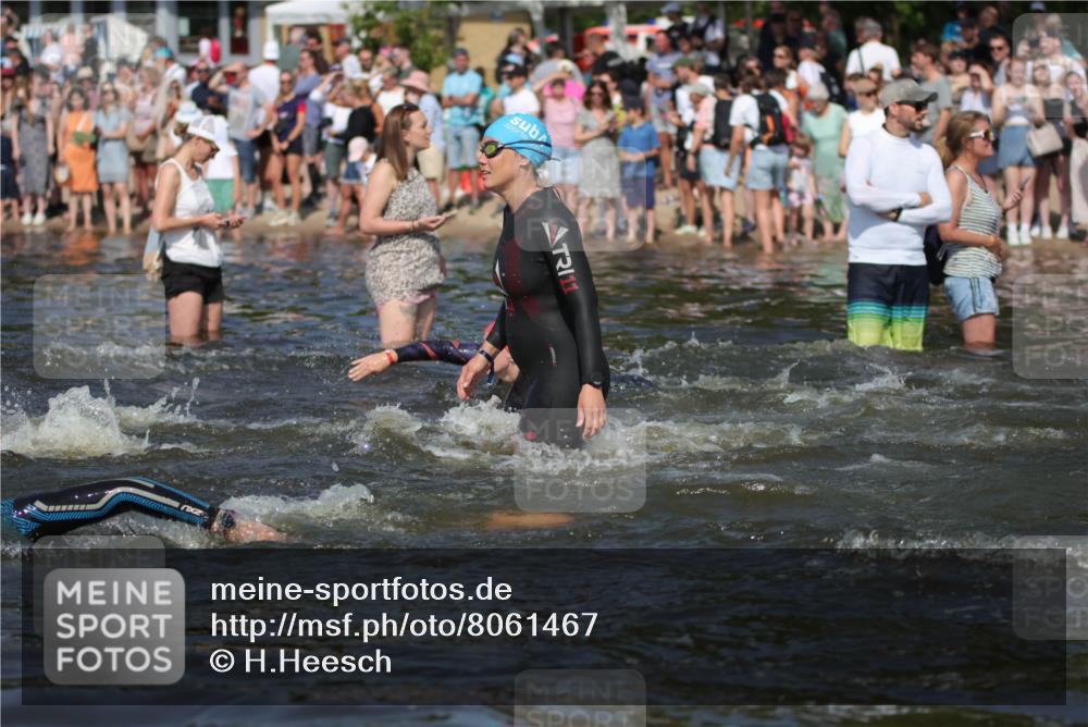 22.06.2025 - Viking Triathlon H.Heesch http://msf.ph/oto/8061467 22.06.2025 10:04:05 Schwimmen 156, 220, 240, 313, 315, 351, 370, 433, 448, 474, 529, 614, 639, 657 meine-sportfotos.de