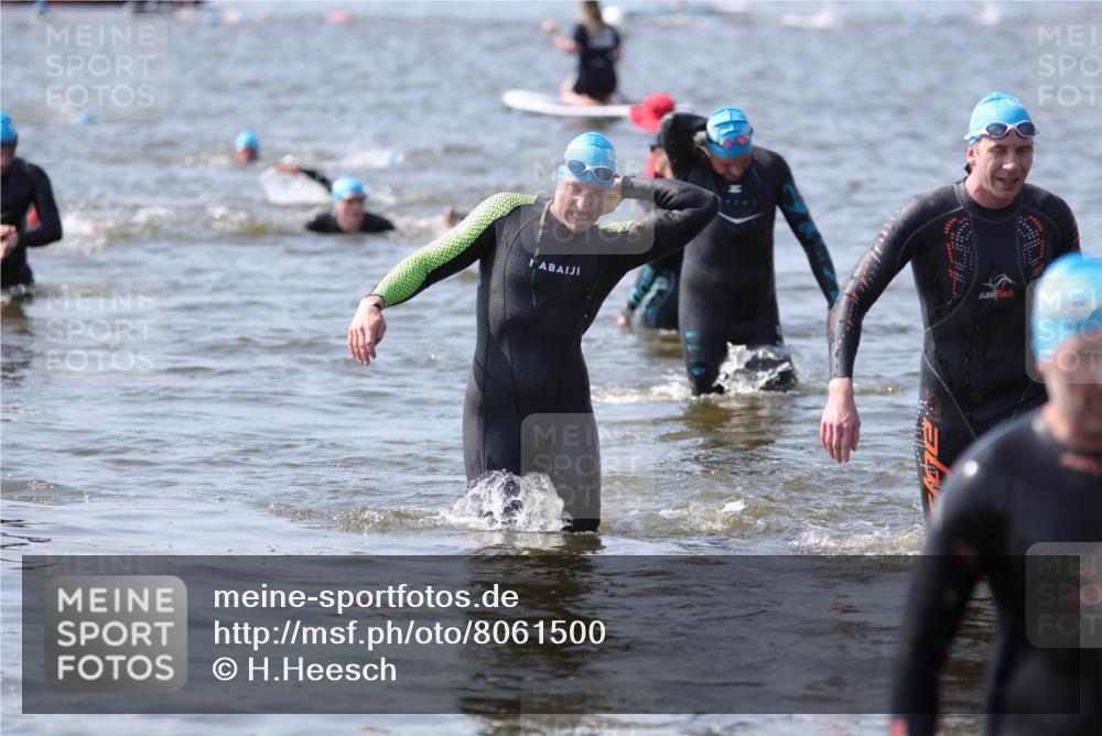 22.06.2025 - Viking Triathlon H.Heesch http://msf.ph/oto/8061500 22.06.2025 10:41:19 Schwimmen 54, 94, 314, 376, 390, 505, 631 meine-sportfotos.de