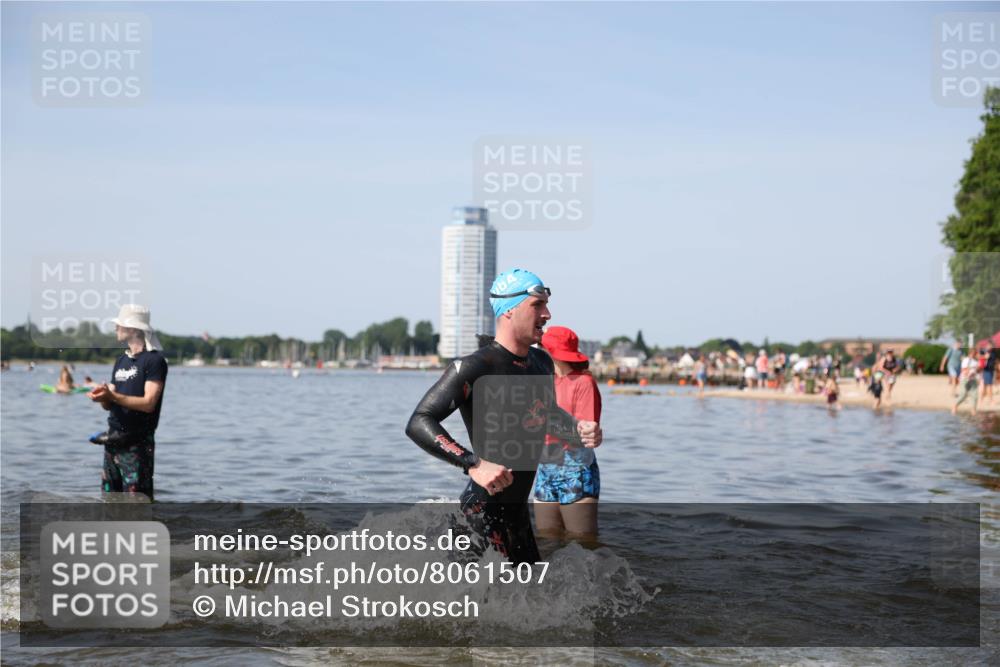 22.06.2025 - Viking Triathlon Michael Strokosch http://msf.ph/oto/8061507 22.06.2025 10:25:50 Schwimmen 10, 49, 420, 455, 485, 544, 557, 642 meine-sportfotos.de