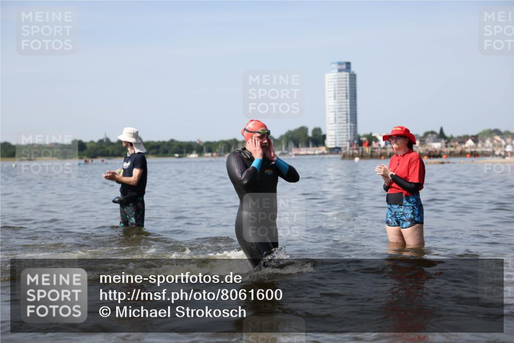22.06.2025 - Viking Triathlon Michael Strokosch http://msf.ph/oto/8061600 22.06.2025 10:26:01 Schwimmen 49, 617, 642 meine-sportfotos.de