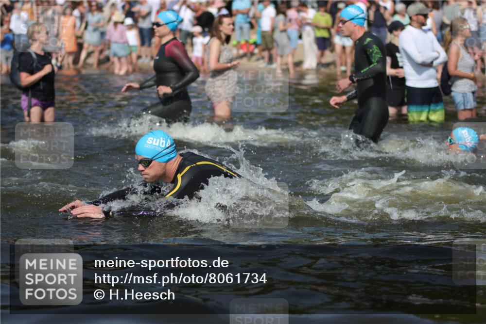 22.06.2025 - Viking Triathlon H.Heesch http://msf.ph/oto/8061734 22.06.2025 10:04:25 Schwimmen 115, 146, 195, 209, 239, 253, 335, 375, 377, 408, 419, 447, 457, 506, 629 meine-sportfotos.de
