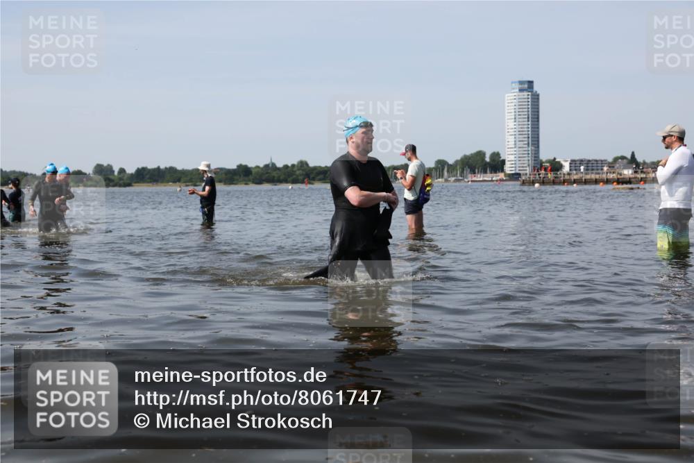 22.06.2025 - Viking Triathlon Michael Strokosch http://msf.ph/oto/8061747 22.06.2025 10:47:11 Schwimmen 51, 74, 76, 378, 421 meine-sportfotos.de