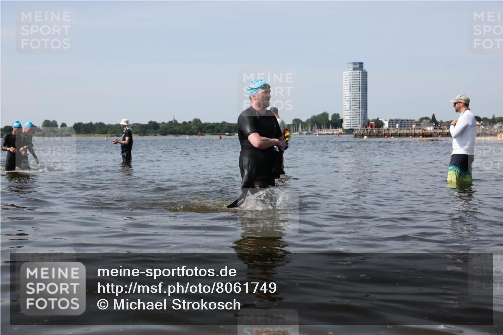 22.06.2025 - Viking Triathlon Michael Strokosch http://msf.ph/oto/8061749 22.06.2025 10:47:11 Schwimmen 51, 74, 76, 378, 421 meine-sportfotos.de