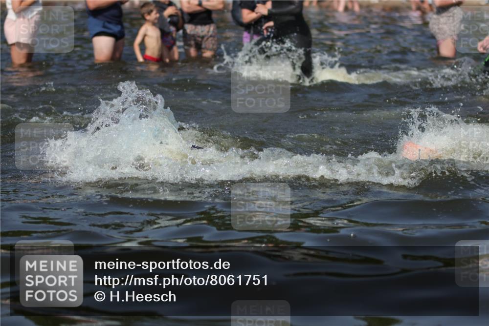 22.06.2025 - Viking Triathlon H.Heesch http://msf.ph/oto/8061751 22.06.2025 10:04:25 Schwimmen 115, 146, 195, 209, 239, 253, 335, 375, 377, 408, 419, 447, 457, 506, 629 meine-sportfotos.de