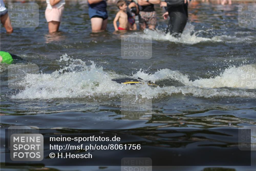 22.06.2025 - Viking Triathlon H.Heesch http://msf.ph/oto/8061756 22.06.2025 10:04:25 Schwimmen 115, 146, 195, 209, 239, 253, 335, 375, 377, 408, 419, 447, 457, 506, 629 meine-sportfotos.de