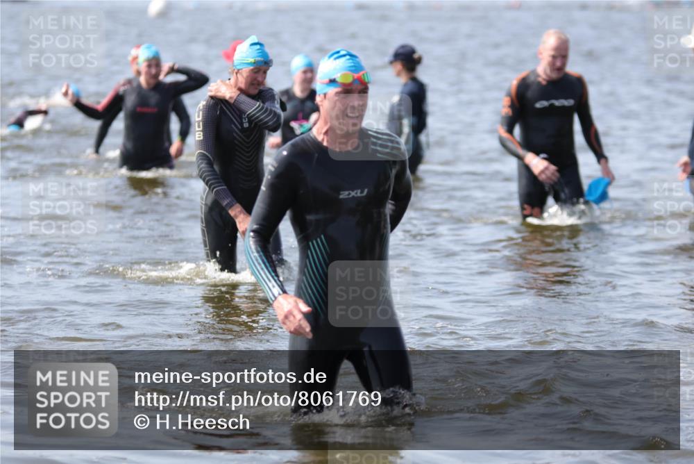 22.06.2025 - Viking Triathlon H.Heesch http://msf.ph/oto/8061769 22.06.2025 10:42:33 Schwimmen 55, 65, 171, 192, 240, 318, 369, 427, 441, 624 meine-sportfotos.de