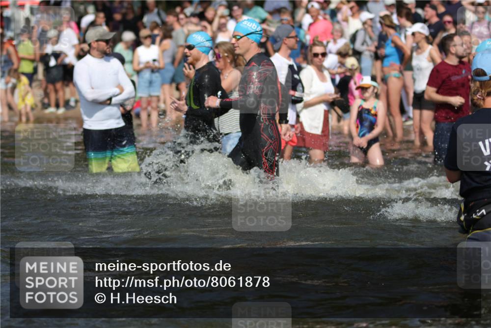 22.06.2025 - Viking Triathlon H.Heesch http://msf.ph/oto/8061878 22.06.2025 10:04:41 Schwimmen 55, 85, 86, 238, 245, 281, 312, 316, 327, 428, 482, 514, 515, 550, 662 meine-sportfotos.de