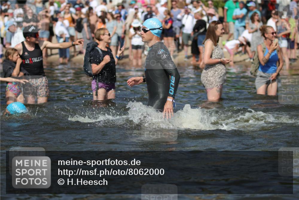 22.06.2025 - Viking Triathlon H.Heesch http://msf.ph/oto/8062000 22.06.2025 10:04:53 Schwimmen 29, 70, 72, 86, 248, 254, 281, 295, 312, 316, 362, 394, 411, 509, 515, 527 meine-sportfotos.de