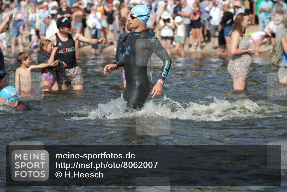 22.06.2025 - Viking Triathlon H.Heesch http://msf.ph/oto/8062007 22.06.2025 10:04:53 Schwimmen 29, 70, 72, 86, 248, 254, 281, 295, 312, 316, 362, 394, 411, 509, 515, 527 meine-sportfotos.de
