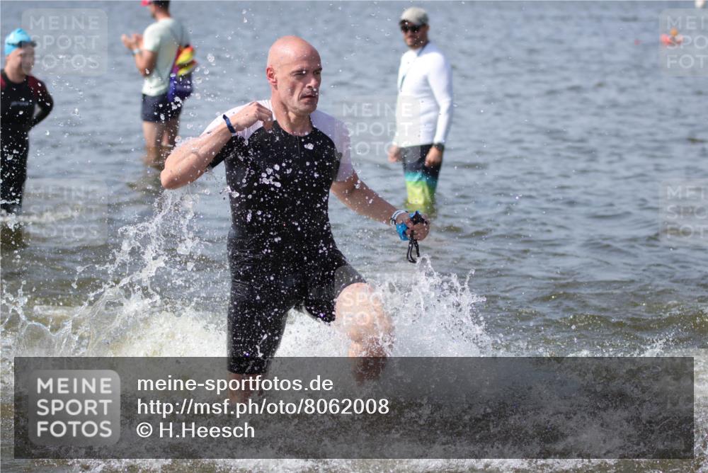 22.06.2025 - Viking Triathlon H.Heesch http://msf.ph/oto/8062008 22.06.2025 10:43:18 Schwimmen 31, 109, 110, 115, 167, 257, 328, 483, 489, 501, 620 meine-sportfotos.de
