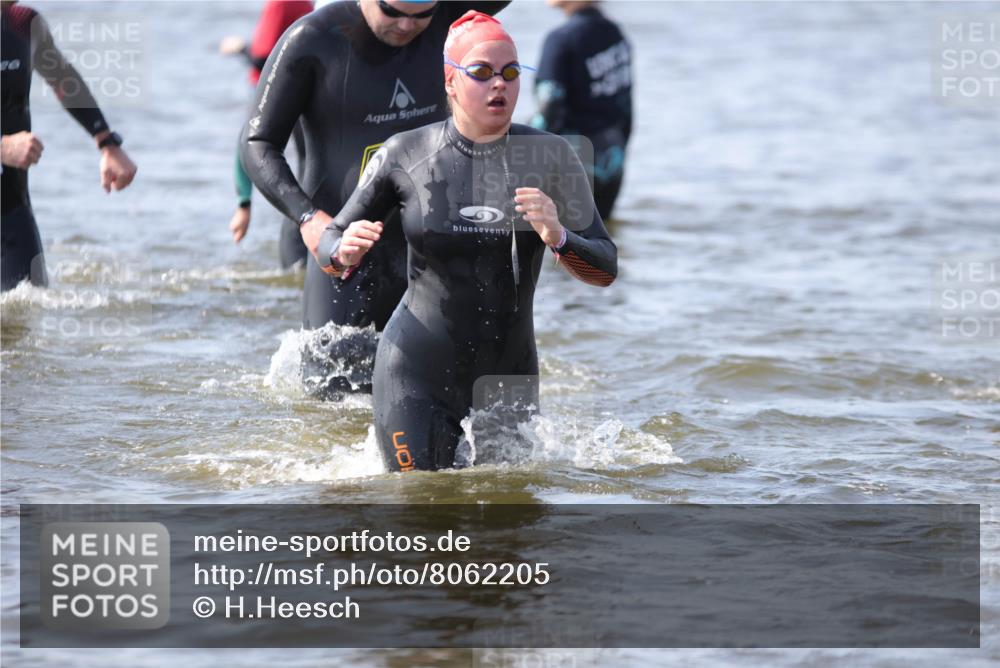 22.06.2025 - Viking Triathlon H.Heesch http://msf.ph/oto/8062205 22.06.2025 10:44:08 Schwimmen 41, 103, 123, 130, 249, 343, 439, 442, 467, 627, 637, 650 meine-sportfotos.de