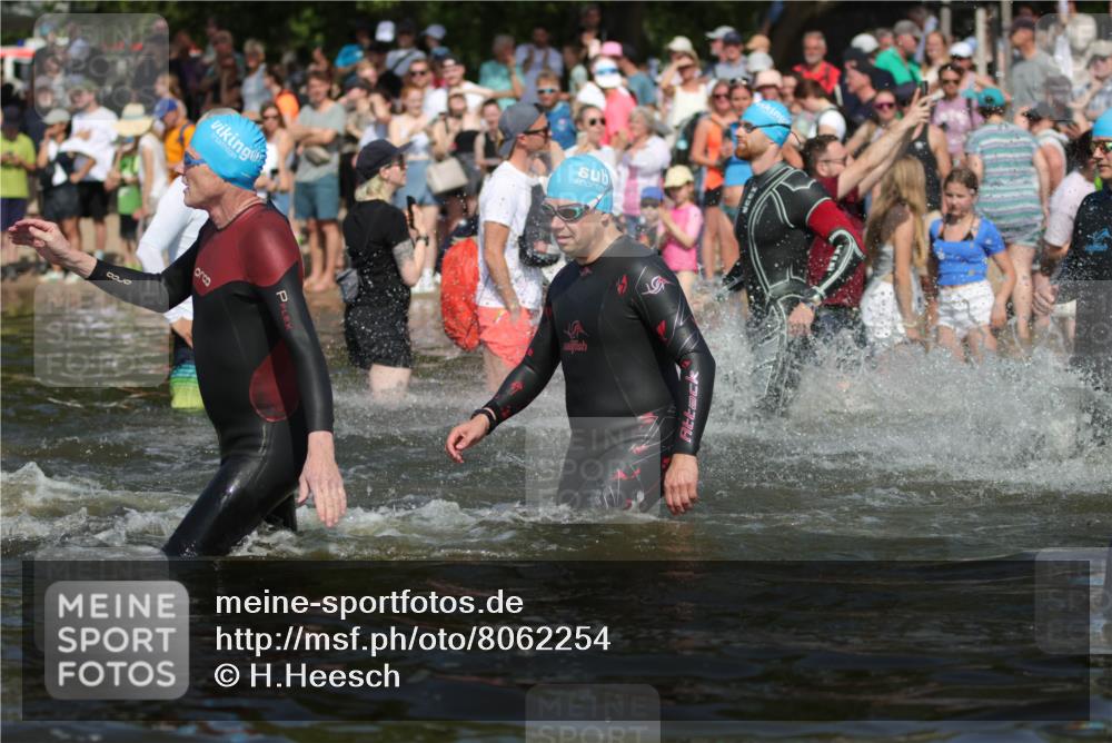 22.06.2025 - Viking Triathlon H.Heesch http://msf.ph/oto/8062254 22.06.2025 10:05:20 Schwimmen 57, 59, 61, 138, 171, 172, 228, 314, 346, 389, 418, 437, 536, 601, 655 meine-sportfotos.de