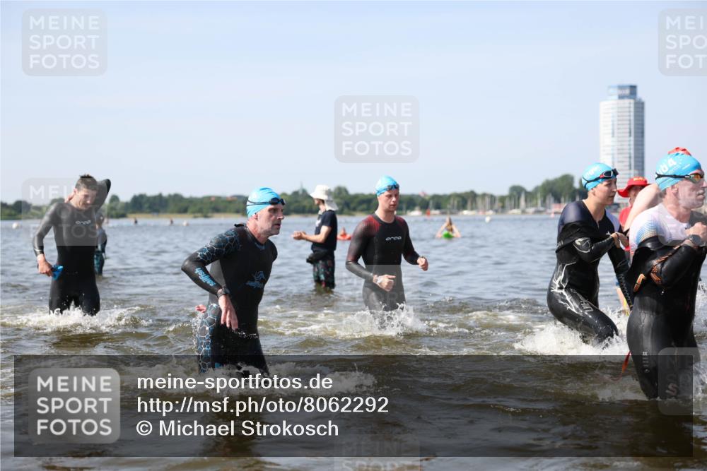 22.06.2025 - Viking Triathlon Michael Strokosch http://msf.ph/oto/8062292 22.06.2025 10:27:56 Schwimmen 14, 90, 178, 196, 198, 230, 289, 401, 534, 616 meine-sportfotos.de