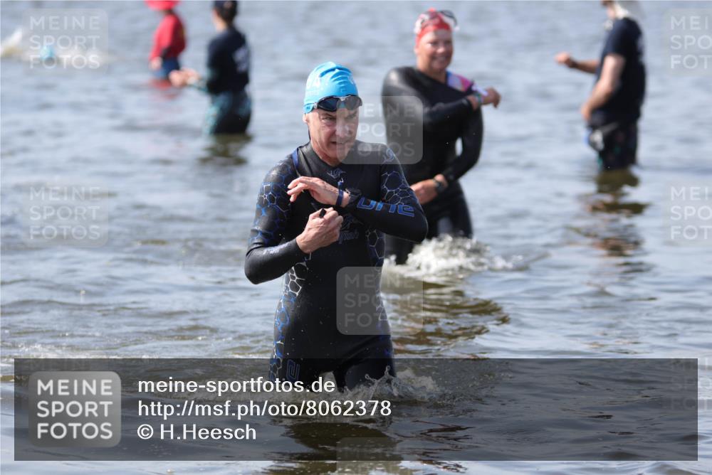 22.06.2025 - Viking Triathlon H.Heesch http://msf.ph/oto/8062378 22.06.2025 10:45:18 Schwimmen 68, 102, 108, 346, 503, 605 meine-sportfotos.de
