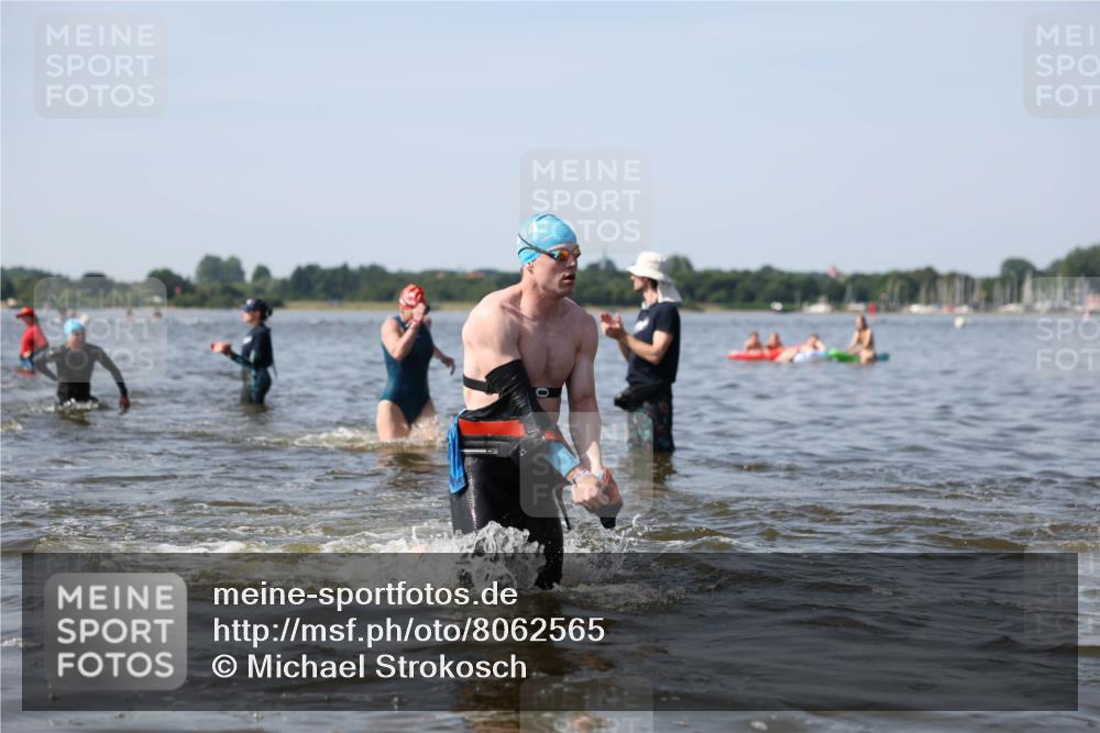 22.06.2025 - Viking Triathlon Michael Strokosch http://msf.ph/oto/8062565 22.06.2025 10:28:52 Schwimmen 15, 152, 258, 301, 368, 384, 414, 443, 604, 628 meine-sportfotos.de
