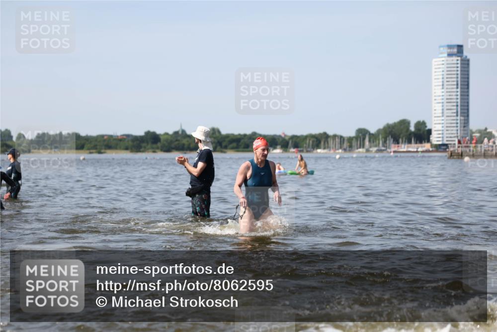22.06.2025 - Viking Triathlon Michael Strokosch http://msf.ph/oto/8062595 22.06.2025 10:28:55 Schwimmen 12, 15, 152, 200, 301, 310, 368, 384, 414, 443, 604, 628 meine-sportfotos.de