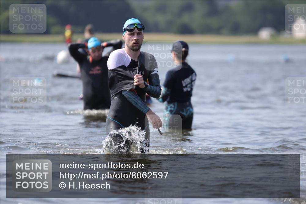 22.06.2025 - Viking Triathlon H.Heesch http://msf.ph/oto/8062597 22.06.2025 10:46:56 Schwimmen 36, 51, 378, 498, 515 meine-sportfotos.de