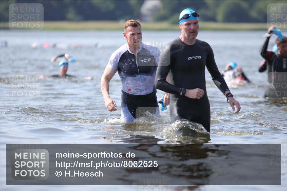 22.06.2025 - Viking Triathlon H.Heesch http://msf.ph/oto/8062625 22.06.2025 10:47:11 Schwimmen 51, 74, 76, 267, 378, 421, 547 meine-sportfotos.de