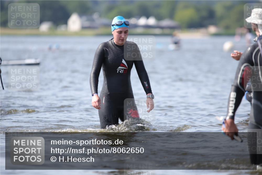 22.06.2025 - Viking Triathlon H.Heesch http://msf.ph/oto/8062650 22.06.2025 10:47:29 Schwimmen 23, 71, 76, 183, 261, 267, 547, 606 meine-sportfotos.de