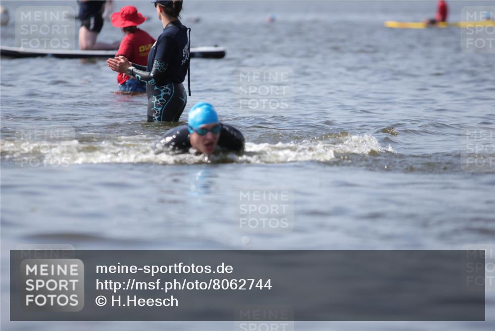 22.06.2025 - Viking Triathlon H.Heesch http://msf.ph/oto/8062744 22.06.2025 10:48:25 Schwimmen 412, 471, 494 meine-sportfotos.de