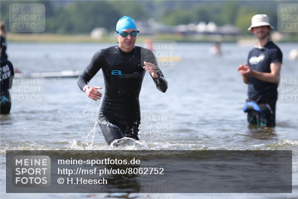 22.06.2025 - Viking Triathlon H.Heesch http://msf.ph/oto/8062752 22.06.2025 10:48:28 Schwimmen 412, 471, 494 meine-sportfotos.de