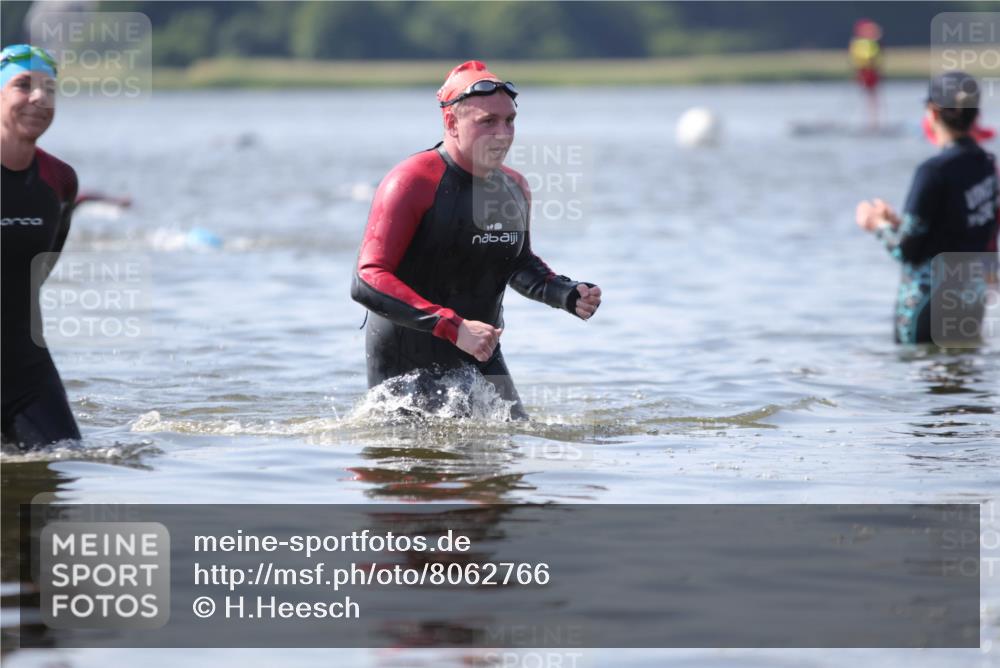 22.06.2025 - Viking Triathlon H.Heesch http://msf.ph/oto/8062766 22.06.2025 10:48:45 Schwimmen 166, 412, 607 meine-sportfotos.de
