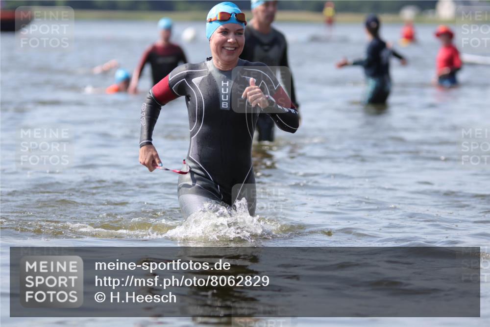 22.06.2025 - Viking Triathlon H.Heesch http://msf.ph/oto/8062829 22.06.2025 10:49:26 Schwimmen 64, 155, 256, 263, 321 meine-sportfotos.de