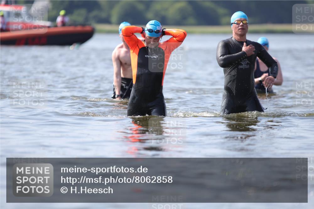 22.06.2025 - Viking Triathlon H.Heesch http://msf.ph/oto/8062858 22.06.2025 10:49:41 Schwimmen 263, 270, 273, 356, 453 meine-sportfotos.de