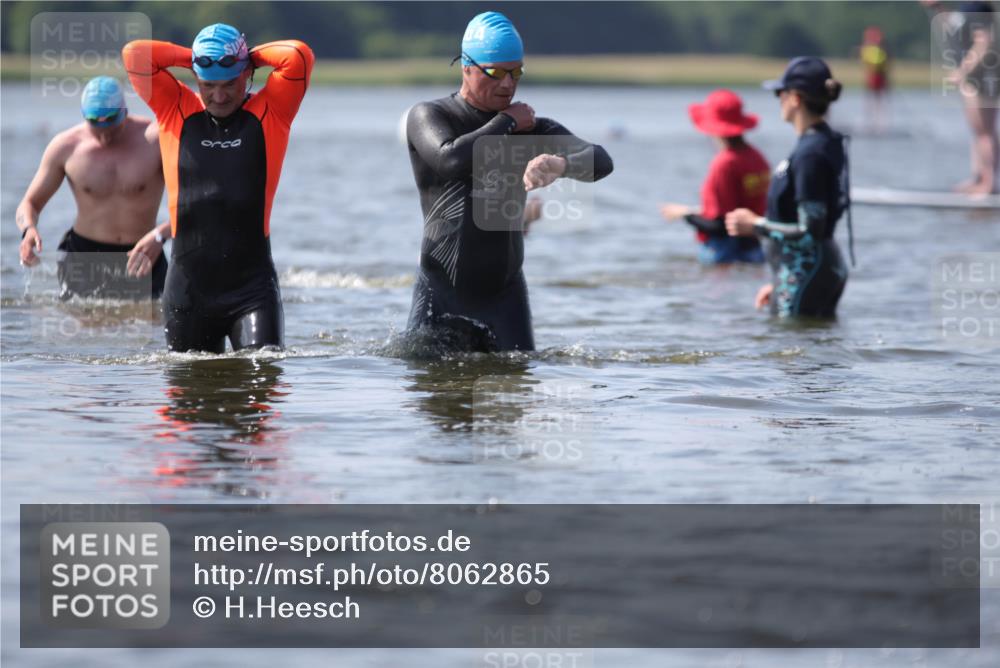 22.06.2025 - Viking Triathlon H.Heesch http://msf.ph/oto/8062865 22.06.2025 10:49:42 Schwimmen 69, 263, 270, 273, 356, 453 meine-sportfotos.de