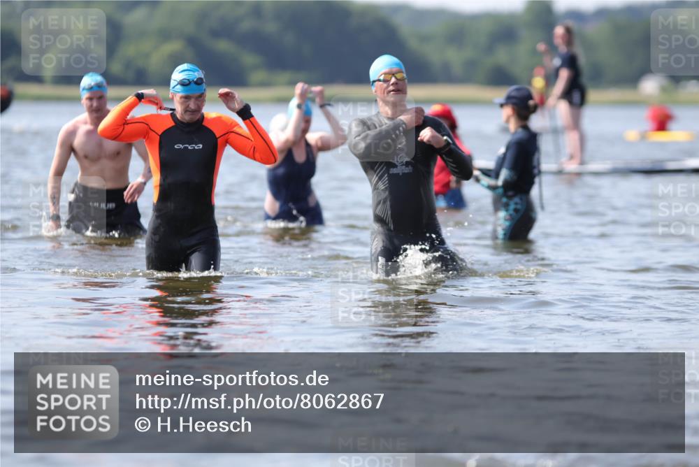 22.06.2025 - Viking Triathlon H.Heesch http://msf.ph/oto/8062867 22.06.2025 10:49:43 Schwimmen 69, 140, 263, 270, 273, 356, 453 meine-sportfotos.de