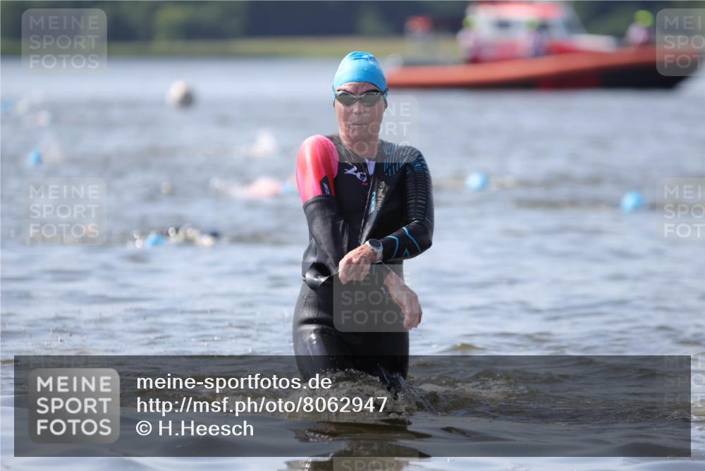 22.06.2025 - Viking Triathlon H.Heesch http://msf.ph/oto/8062947 22.06.2025 10:50:34 Schwimmen 24, 48, 202, 402, 418, 533 meine-sportfotos.de