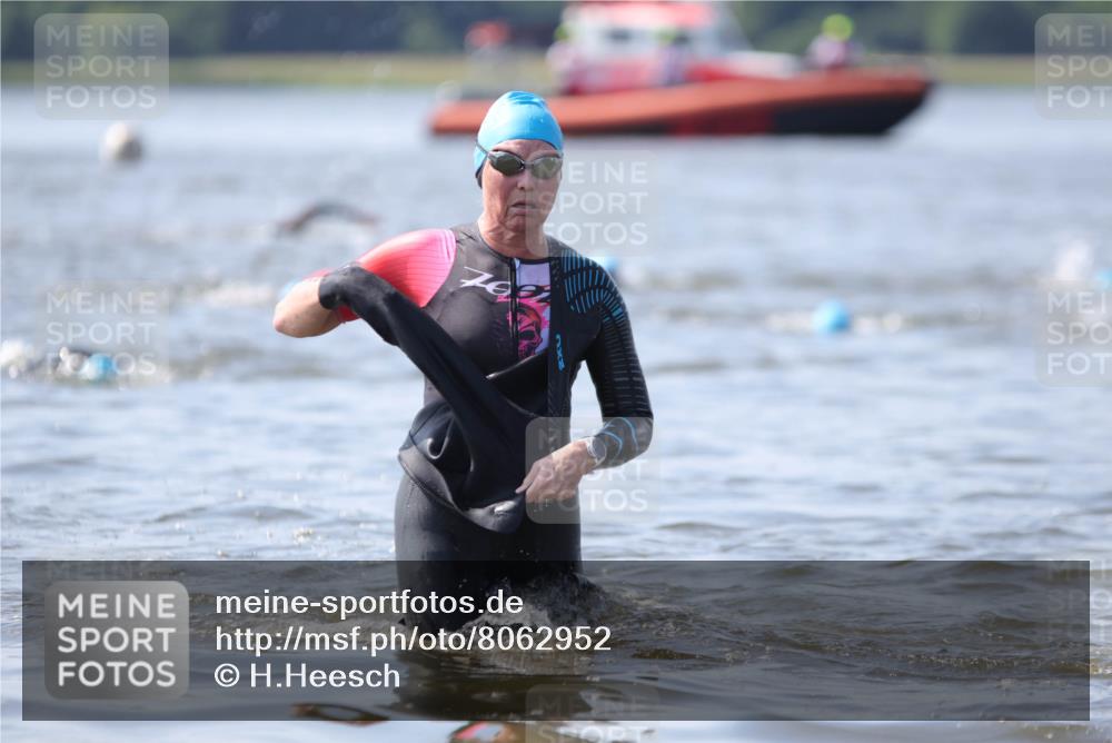 22.06.2025 - Viking Triathlon H.Heesch http://msf.ph/oto/8062952 22.06.2025 10:50:34 Schwimmen 24, 48, 202, 402, 418, 533 meine-sportfotos.de