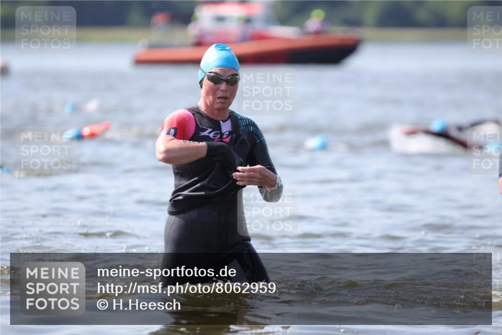 22.06.2025 - Viking Triathlon H.Heesch http://msf.ph/oto/8062959 22.06.2025 10:50:35 Schwimmen 24, 48, 202, 402, 418, 533 meine-sportfotos.de