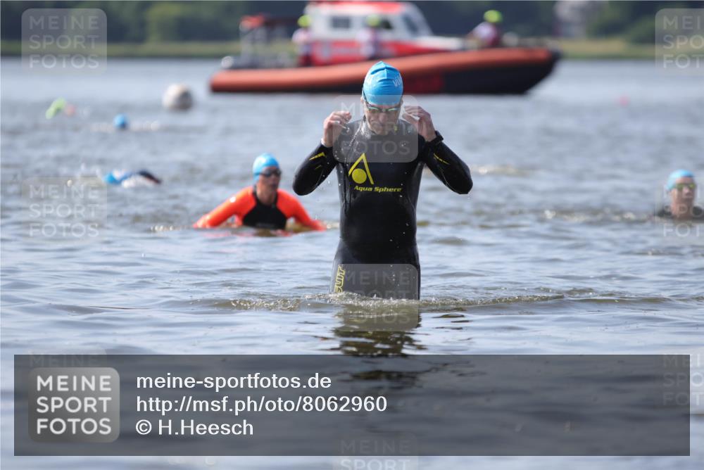 22.06.2025 - Viking Triathlon H.Heesch http://msf.ph/oto/8062960 22.06.2025 10:50:43 Schwimmen 24, 48, 202, 402, 418, 523, 533, 543 meine-sportfotos.de