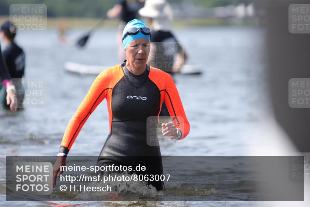 22.06.2025 - Viking Triathlon H.Heesch http://msf.ph/oto/8063007 22.06.2025 10:51:04 Schwimmen 308, 436, 484, 523, 543 meine-sportfotos.de