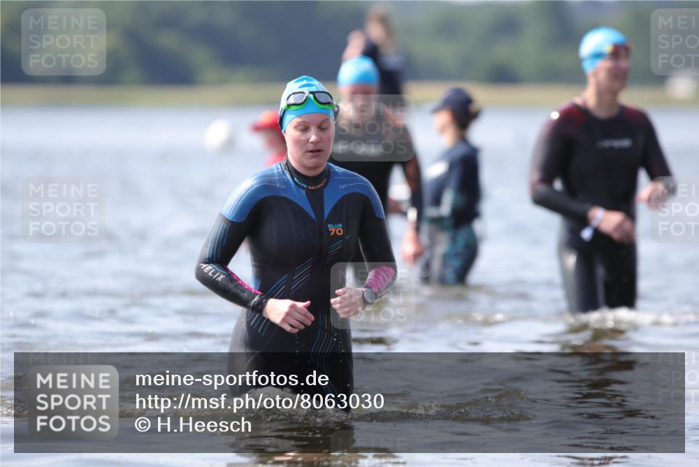 22.06.2025 - Viking Triathlon H.Heesch http://msf.ph/oto/8063030 22.06.2025 10:51:21 Schwimmen 422, 436, 477 meine-sportfotos.de