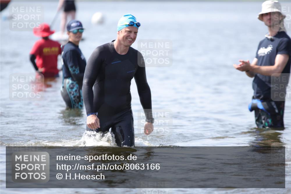 22.06.2025 - Viking Triathlon H.Heesch http://msf.ph/oto/8063166 22.06.2025 10:53:21 Schwimmen 165, 201, 241, 319 meine-sportfotos.de