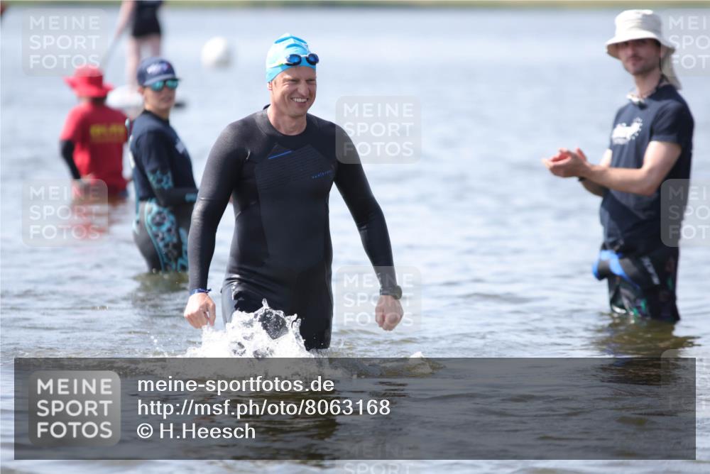 22.06.2025 - Viking Triathlon H.Heesch http://msf.ph/oto/8063168 22.06.2025 10:53:21 Schwimmen 165, 201, 241, 319 meine-sportfotos.de