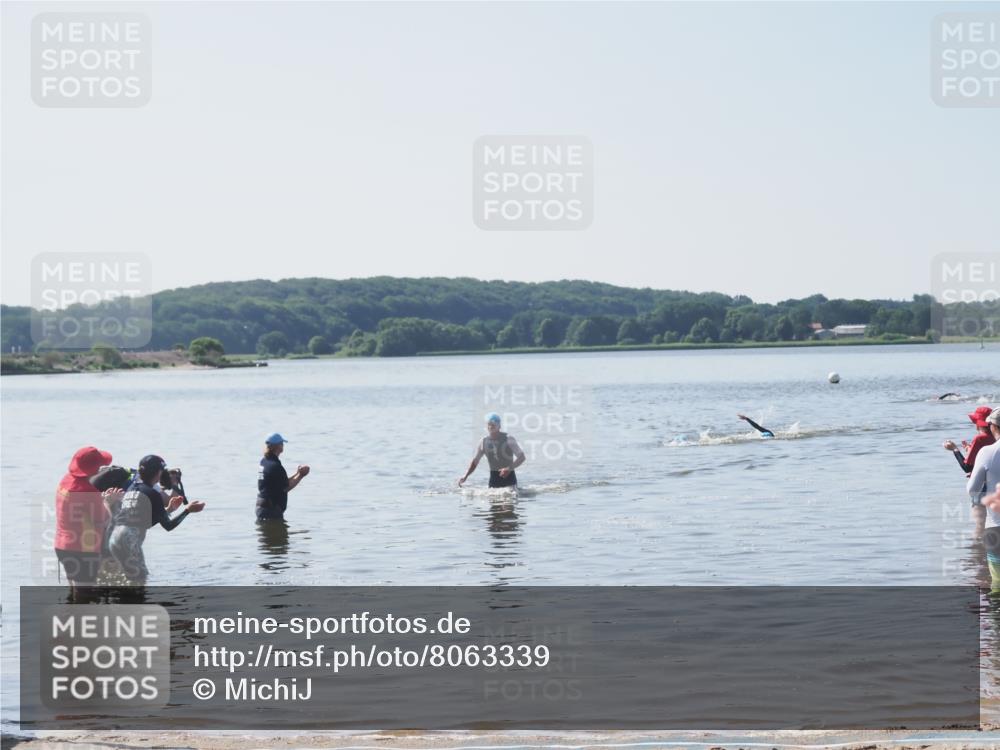 22.06.2025 - Viking Triathlon MichiJ http://msf.ph/oto/8063339 22.06.2025 10:24:43 Schwimmen 329 meine-sportfotos.de
