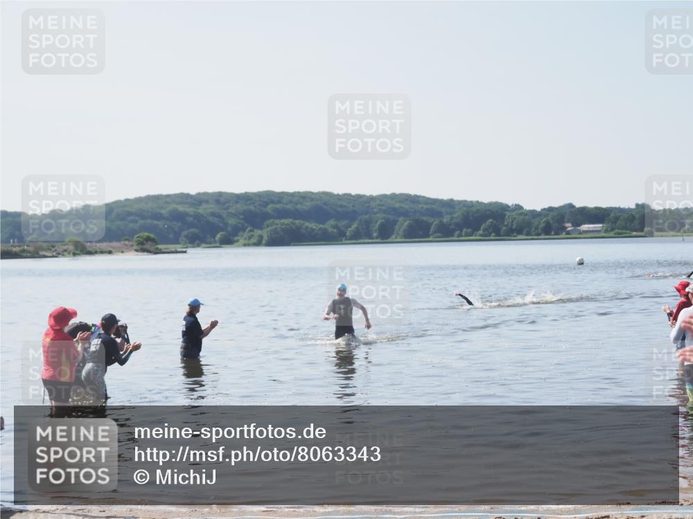 22.06.2025 - Viking Triathlon MichiJ http://msf.ph/oto/8063343 22.06.2025 10:24:43 Schwimmen 329 meine-sportfotos.de
