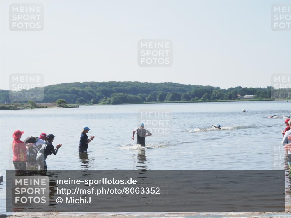 22.06.2025 - Viking Triathlon MichiJ http://msf.ph/oto/8063352 22.06.2025 10:24:45 Schwimmen 329 meine-sportfotos.de