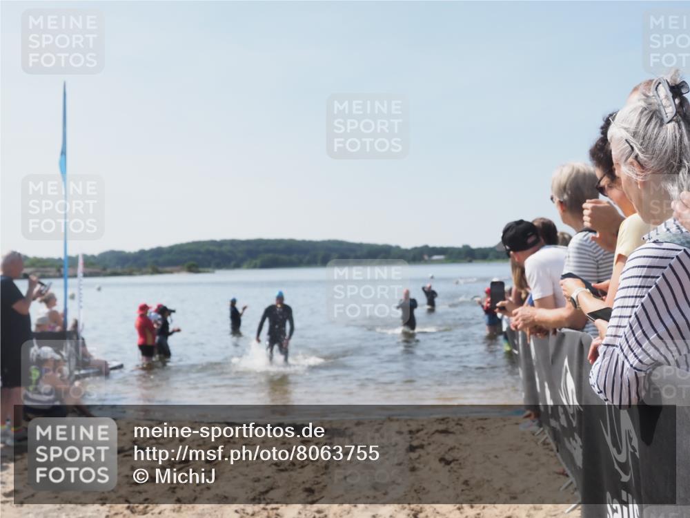 22.06.2025 - Viking Triathlon MichiJ http://msf.ph/oto/8063755 22.06.2025 10:26:01 Schwimmen 49, 617, 642 meine-sportfotos.de