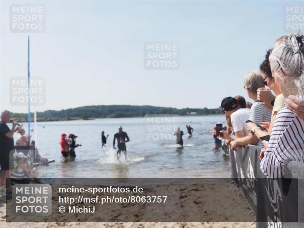 22.06.2025 - Viking Triathlon MichiJ http://msf.ph/oto/8063757 22.06.2025 10:26:01 Schwimmen 49, 617, 642 meine-sportfotos.de