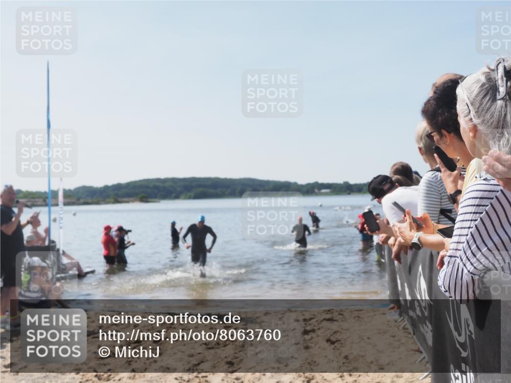22.06.2025 - Viking Triathlon MichiJ http://msf.ph/oto/8063760 22.06.2025 10:26:02 Schwimmen 9, 49, 617, 642 meine-sportfotos.de
