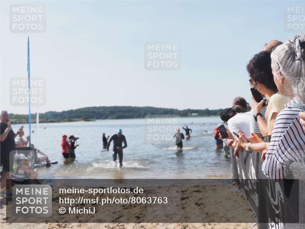 22.06.2025 - Viking Triathlon MichiJ http://msf.ph/oto/8063763 22.06.2025 10:26:02 Schwimmen 9, 49, 617, 642 meine-sportfotos.de