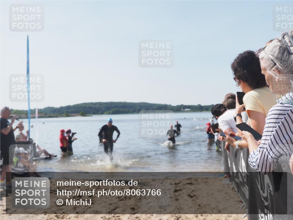22.06.2025 - Viking Triathlon MichiJ http://msf.ph/oto/8063766 22.06.2025 10:26:02 Schwimmen 9, 49, 617, 642 meine-sportfotos.de