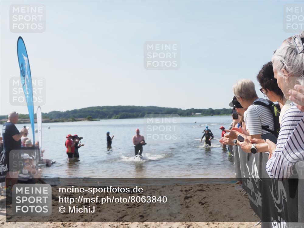 22.06.2025 - Viking Triathlon MichiJ http://msf.ph/oto/8063840 22.06.2025 10:26:12 Schwimmen 9, 526, 617 meine-sportfotos.de