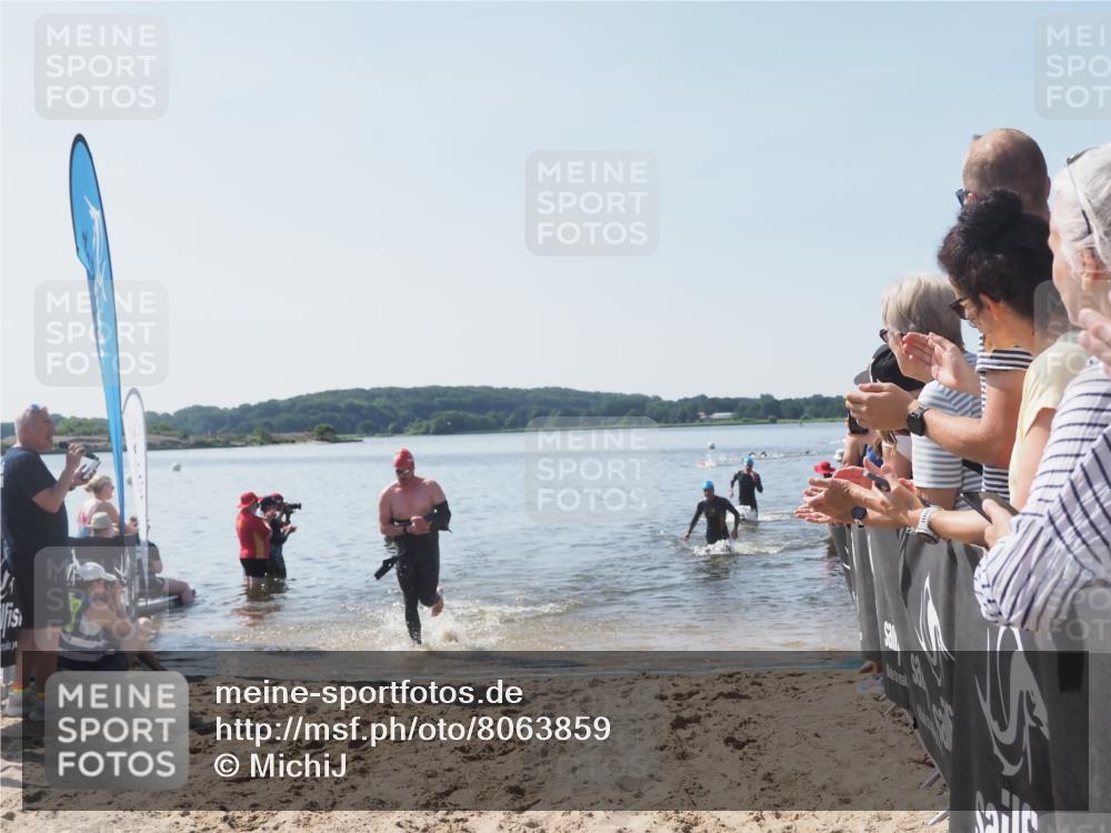 22.06.2025 - Viking Triathlon MichiJ http://msf.ph/oto/8063859 22.06.2025 10:26:14 Schwimmen 9, 526, 617 meine-sportfotos.de